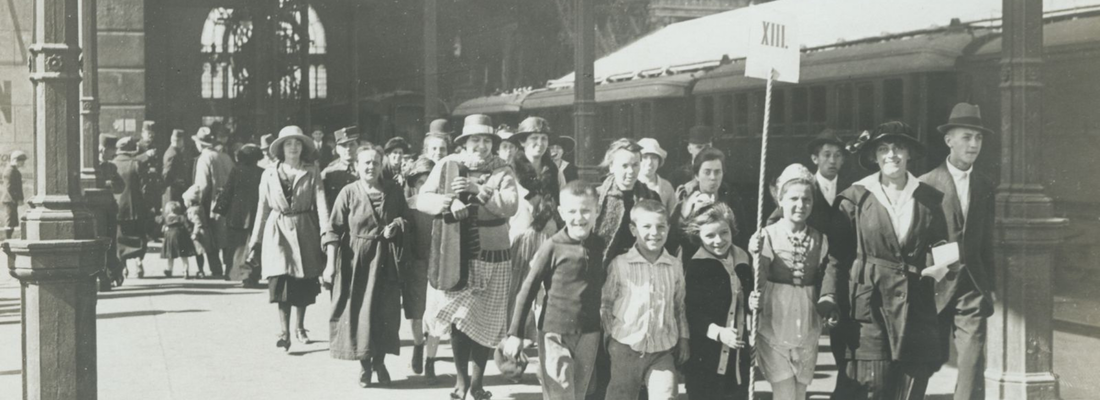 A hozzátartozókat számozott csoportokban engedik a Hollandiából hazaérkezett gyermekekhez. Müllner János (1870-1925) felvétele, 1921. szeptember. BTM Kiscelli Múzeum