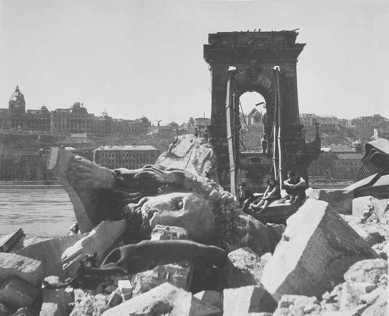 A felrobbantott Lánchíd a romos királyi palota látképével, 1946 tavasza. Szöllősy Kálmán felvétele, BTM Kiscelli Múzeum Fényképgyűjtemény
