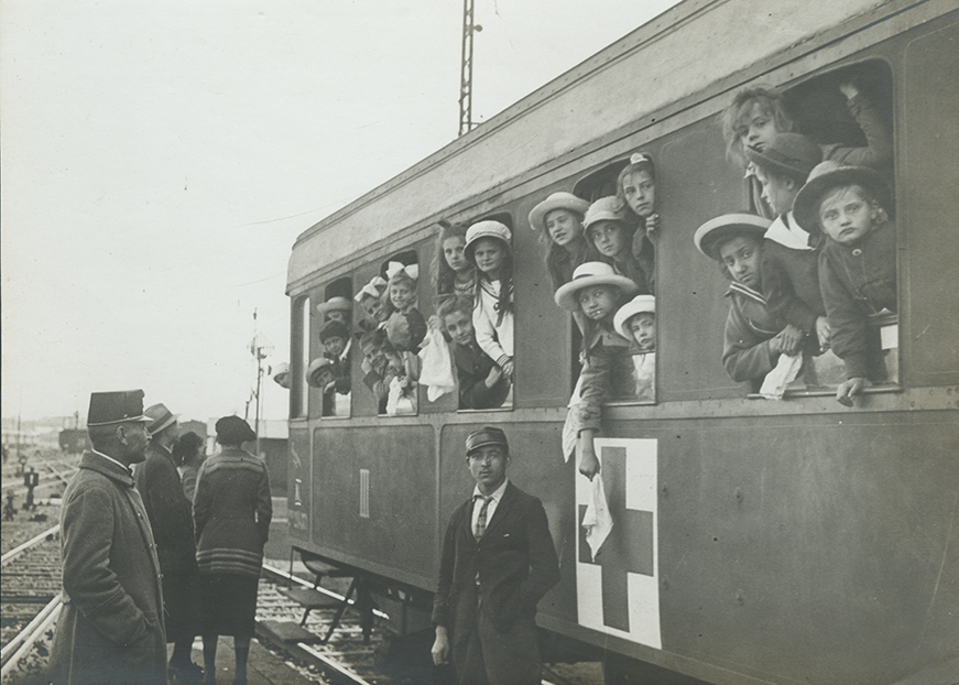 Hollandiából hazaérkezett gyerekek a hozzátartozóikat lesik a vonat ablakából. Müllner János (1870-1925) felvétele, 1921. szeptember, 
BTM Kiscelli Múzeum 
